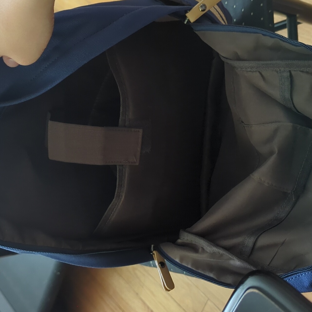 (NEW) Backpack - Picture 8 of 11